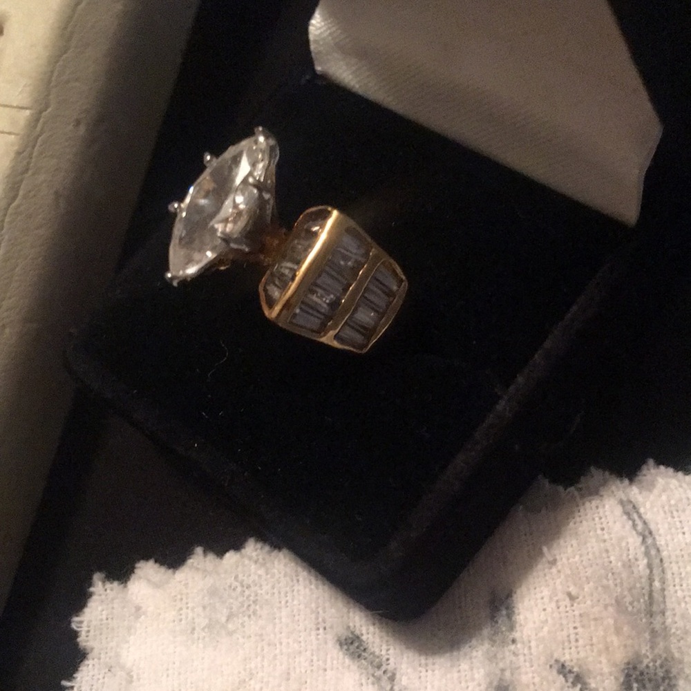 Gold ring - Picture 2 of 3